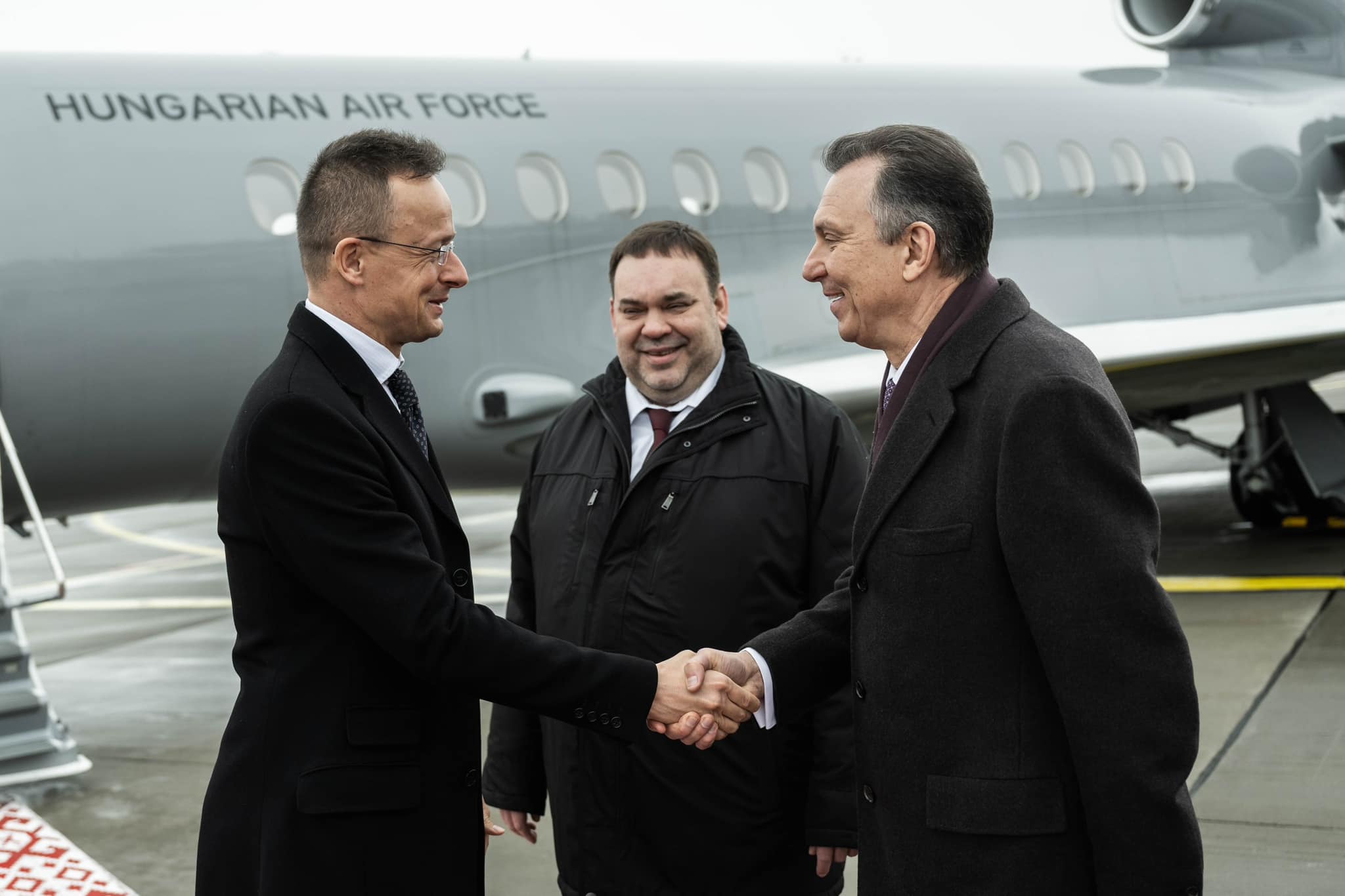 Глава МИД Венгрии прилетел в Беларусь