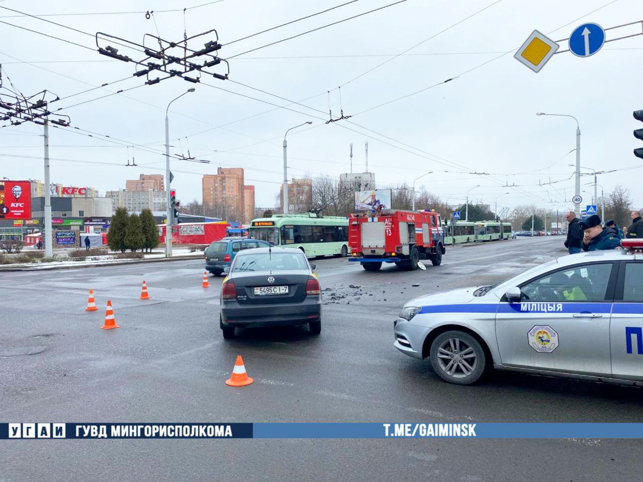 Пожарный автомобиль и такси столкнулись в Минске