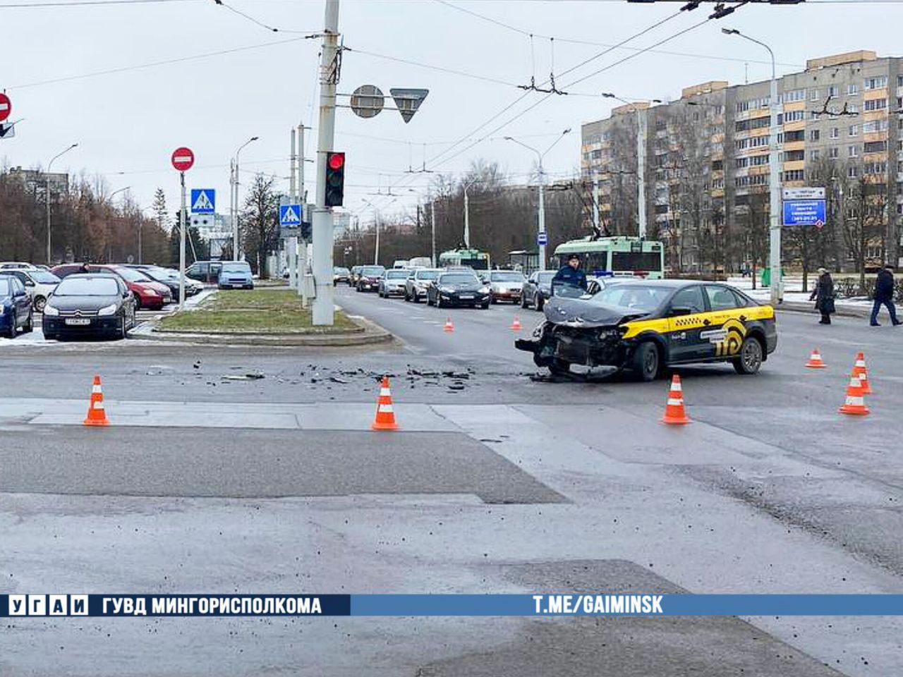 Пожарный автомобиль и такси столкнулись в Минске