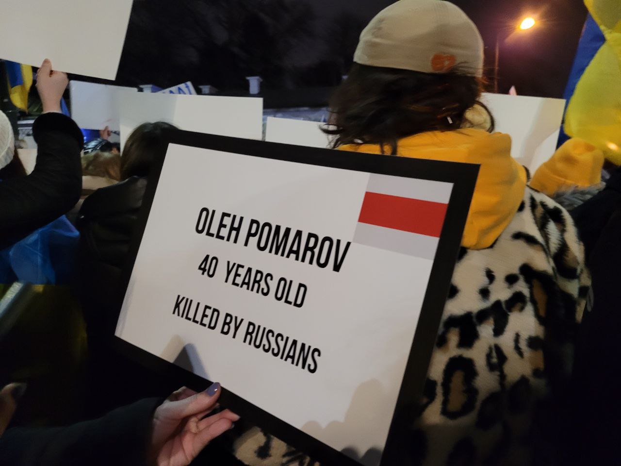 Беларусы вышли к российскому посольству в Варшаве - фотофакт