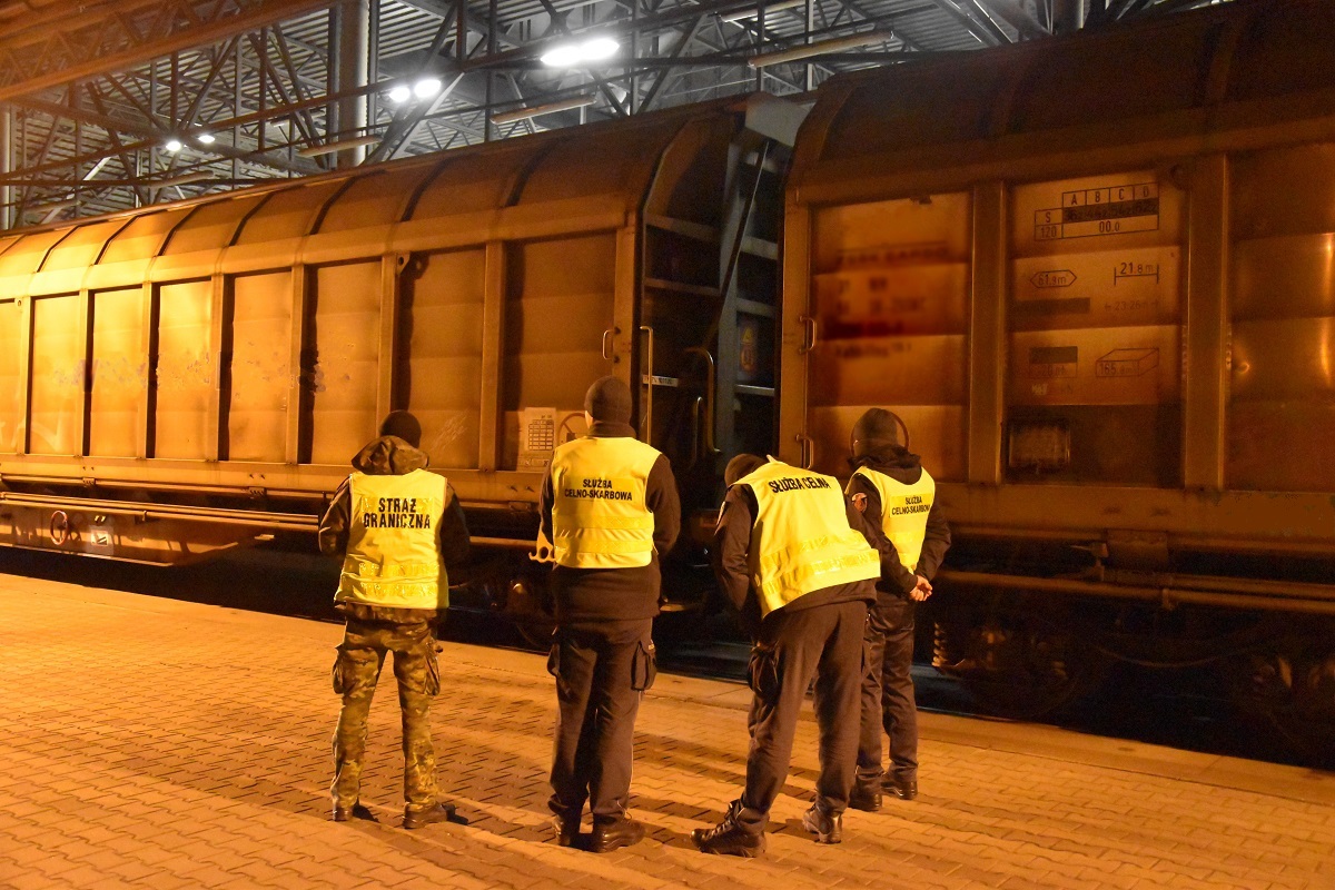 Беларусские сигареты на 72 тыс. долларов нашли в грузовом поезде в Польше
