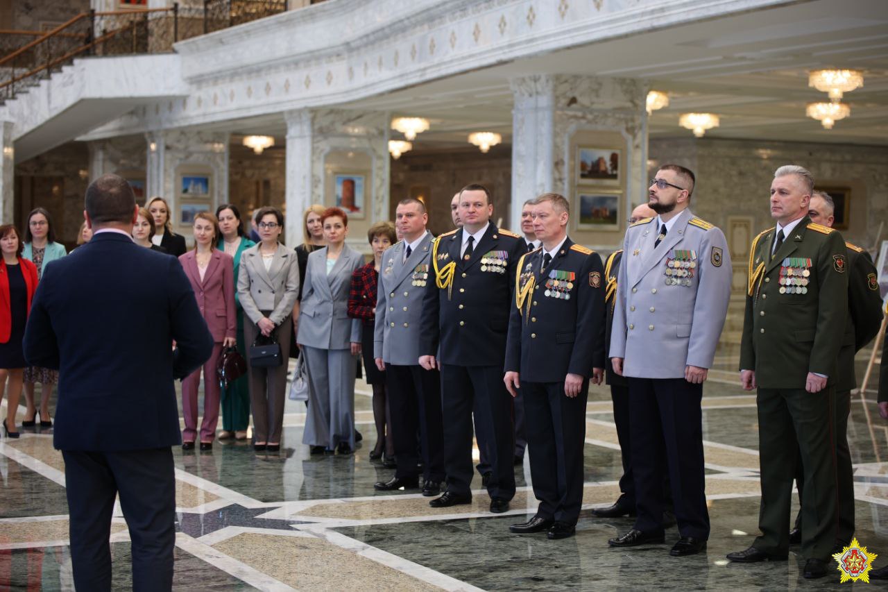 Лукашенко вручил генеральские погоны силовикам перед Днем женщин