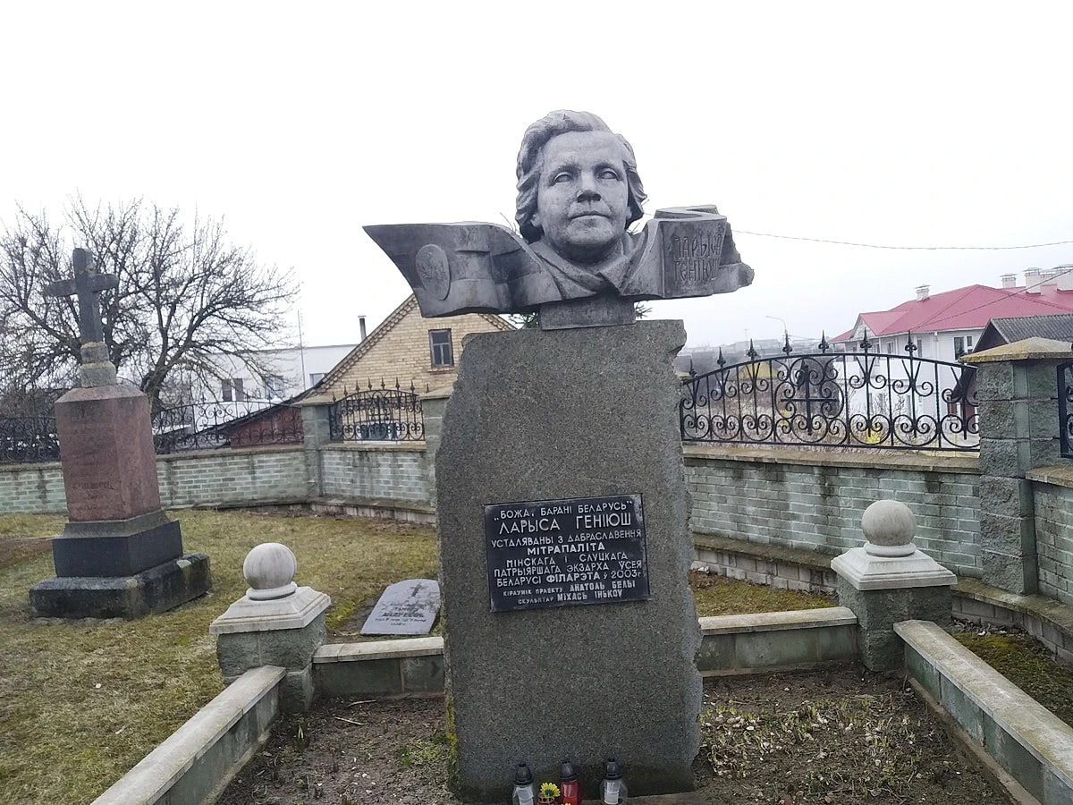 Беларусы распачалі флэшмоб памяці Ларысы Геніюш пасля знікнення яе помніка ў Зэльве