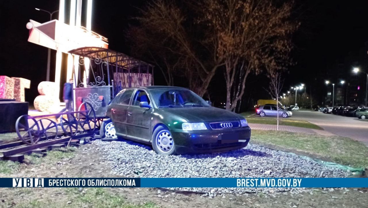 Пьяный водитель снес паровоз в Барановичах