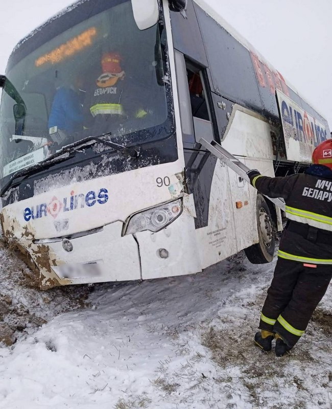 Автобус Минск-Вильнюс вылетел в кювет в Воложинском районе