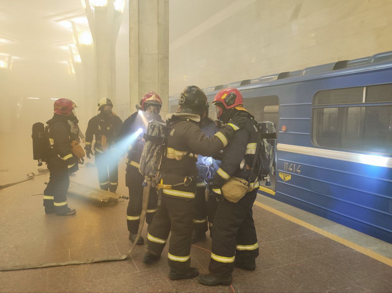 Загорелись два вагона метро. МЧС провело учение на станции "Октябрьская"
