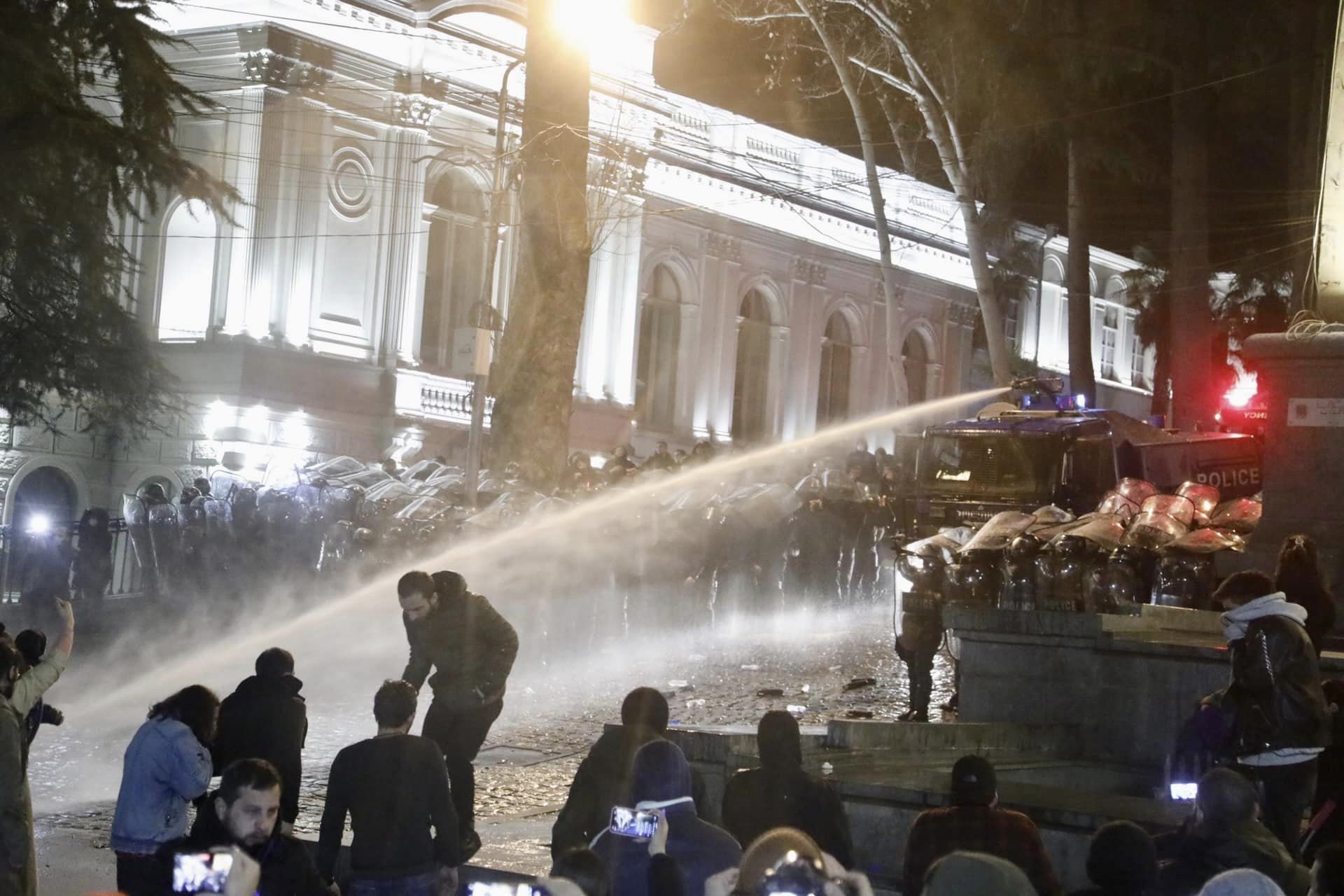 Полиция разгоняет акцию протеста против закона об иноагентах в Грузии