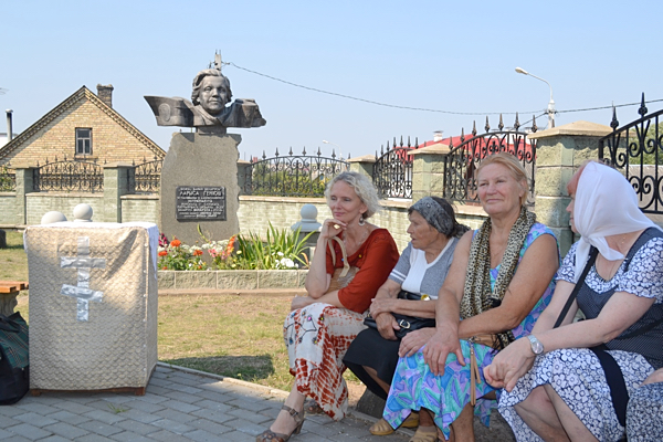 Беларусы распачалі флэшмоб памяці Ларысы Геніюш пасля знікнення яе помніка ў Зэльве
