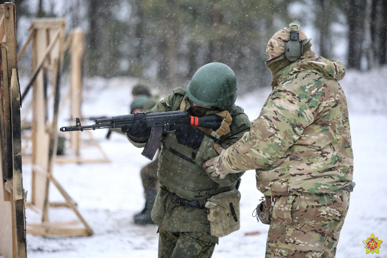 Беларусские и российские военные проводят боевую подготовку