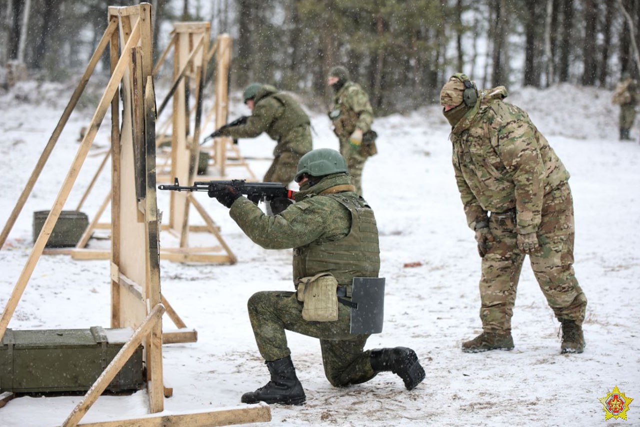 Беларусские и российские военные проводят боевую подготовку