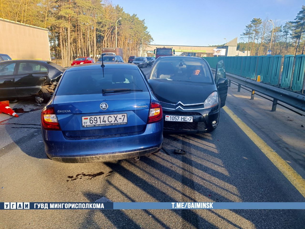 На МКАД столкнулись три легковушки