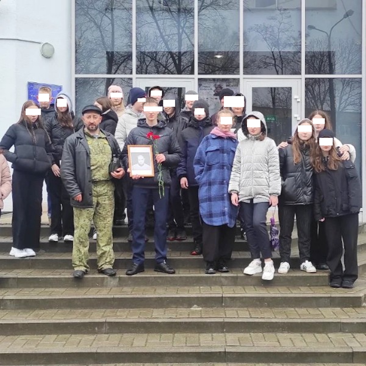 Военрук из Гомеля привел детей в "Русский дом" почтить память пропагандиста Татарского
