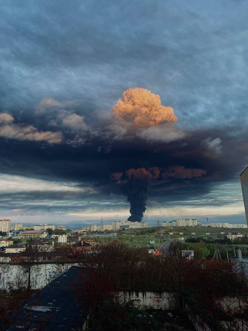 Пожар вспыхнул в топливном хранилище в Севастополе
