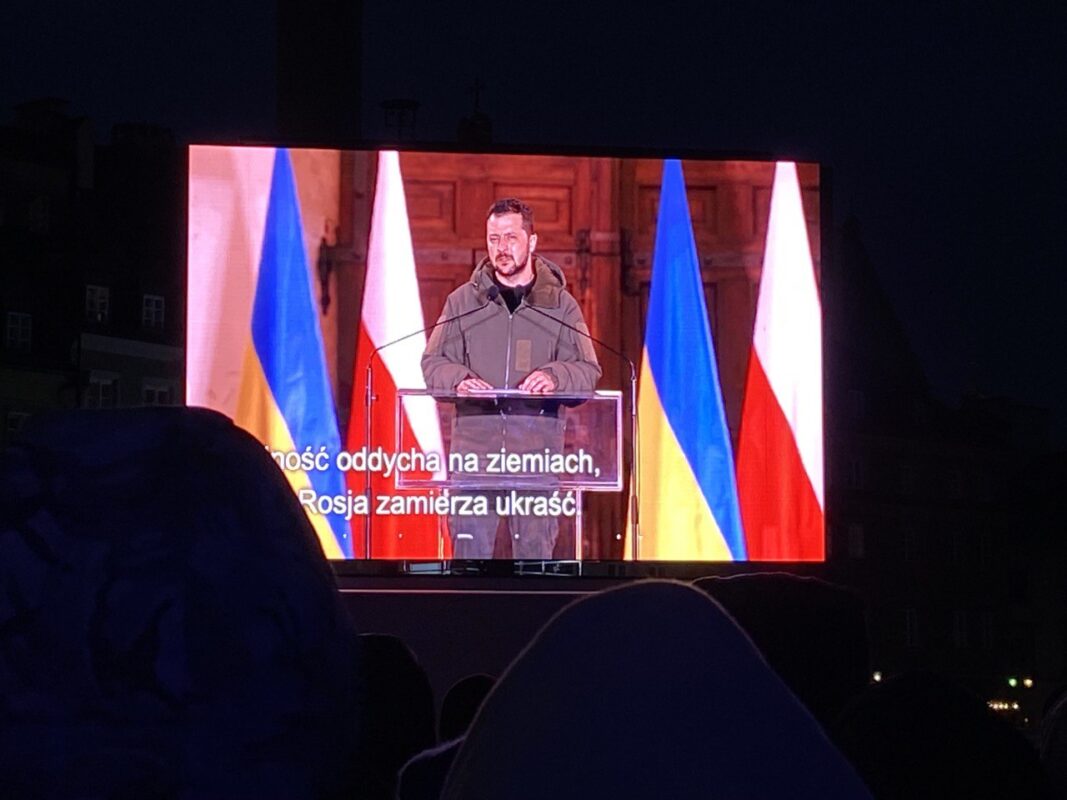 Президент Украины Владимир Зеленский выступает в Варшаве