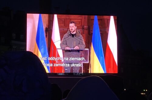 Президент Украины Владимир Зеленский выступает в Варшаве