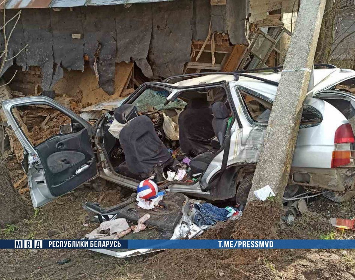 Легковушка влетела в дом в Новогрудском районе. Два человека погибли