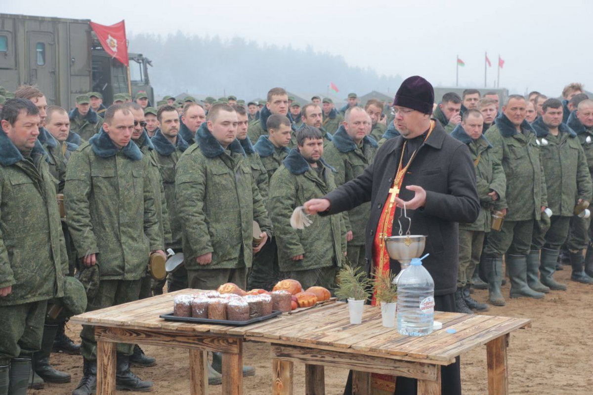 На беларусском полигоне освятили куличи и яйца - фотофакт