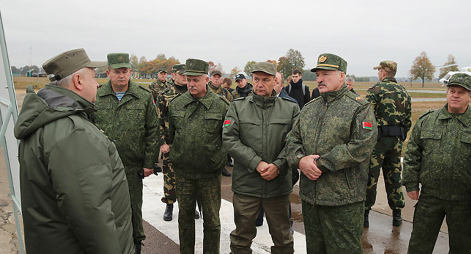 Лукашенко появился перед чиновниками в украинском "пикселе"
