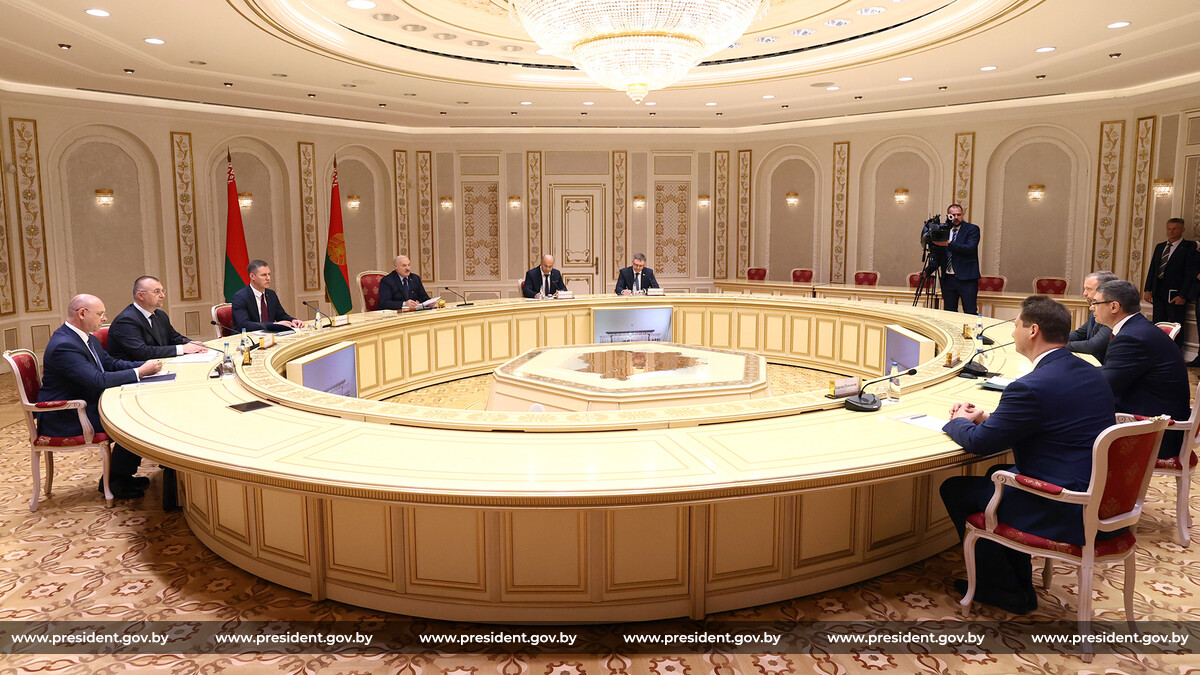 Лукашенко заявил, что с импортозамещением получается "больше того, что мы ожидали"