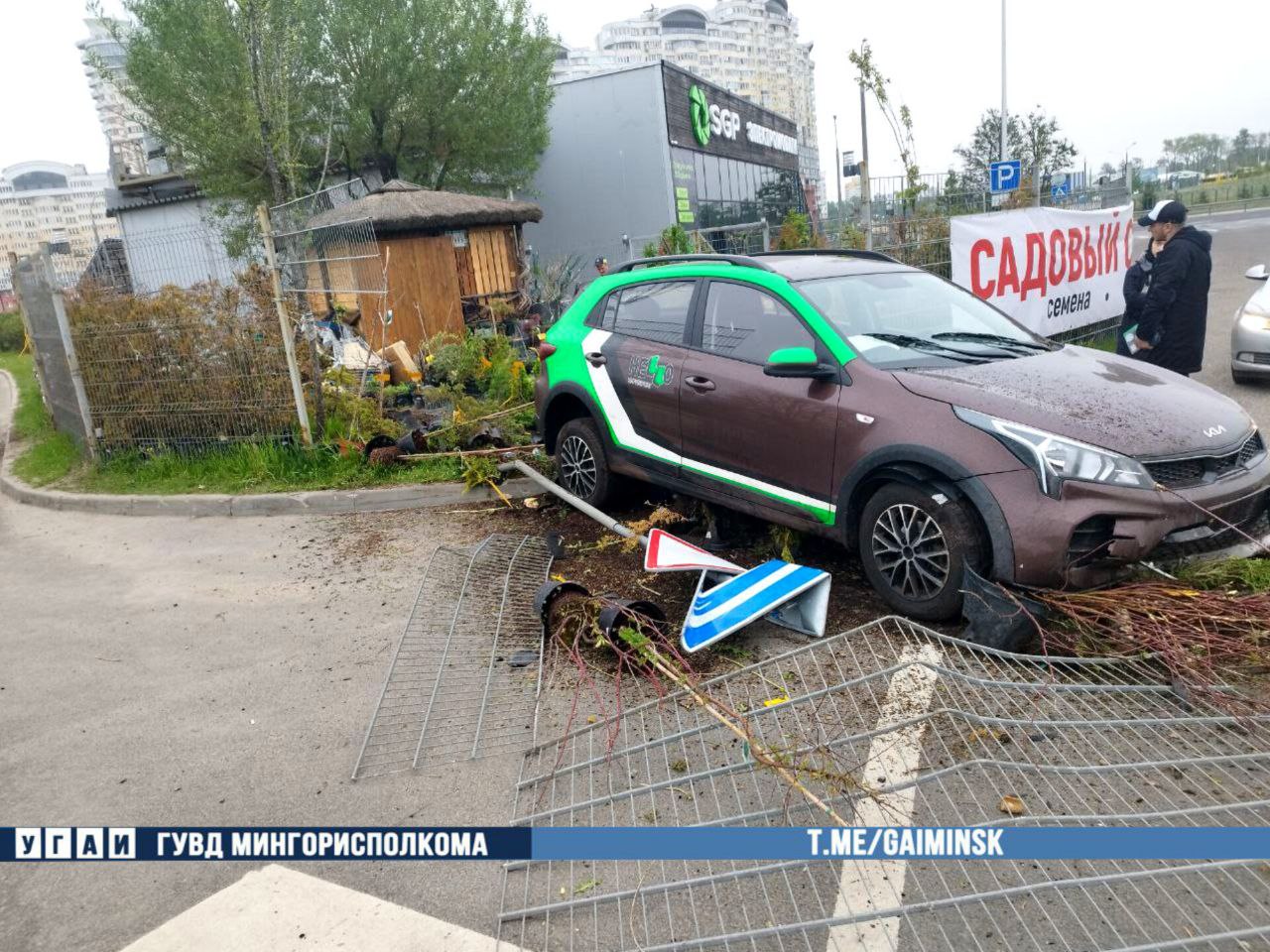 Водитель каршерингового автомобиля проехал по садовому магазину в Минске