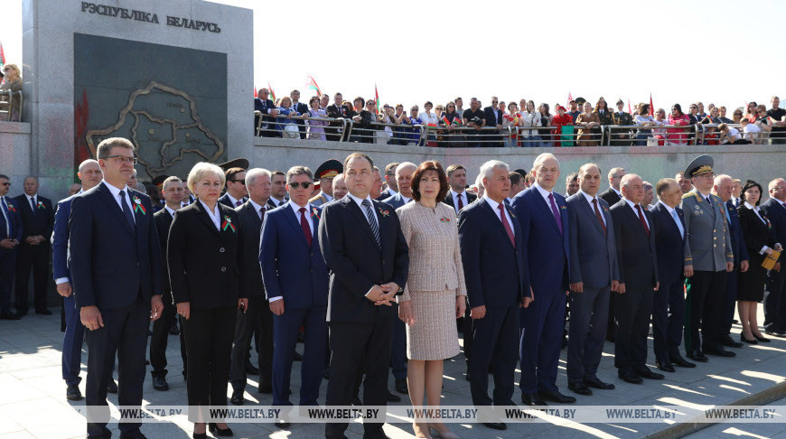 Лукашенко не появился на церемонии чествования государственных флага, герба и гимна