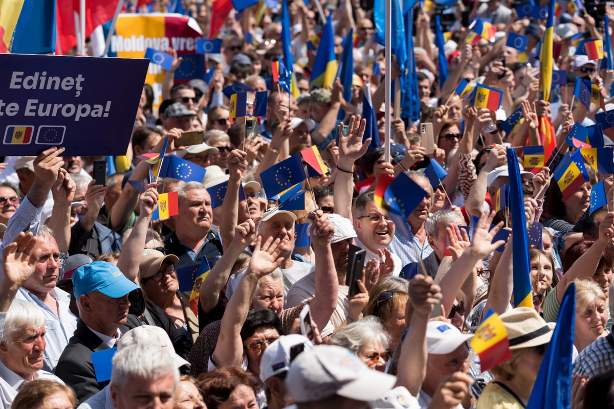 До 80 тыс. человек приняли участие в митинге в поддержку европейской интеграции в Молдове