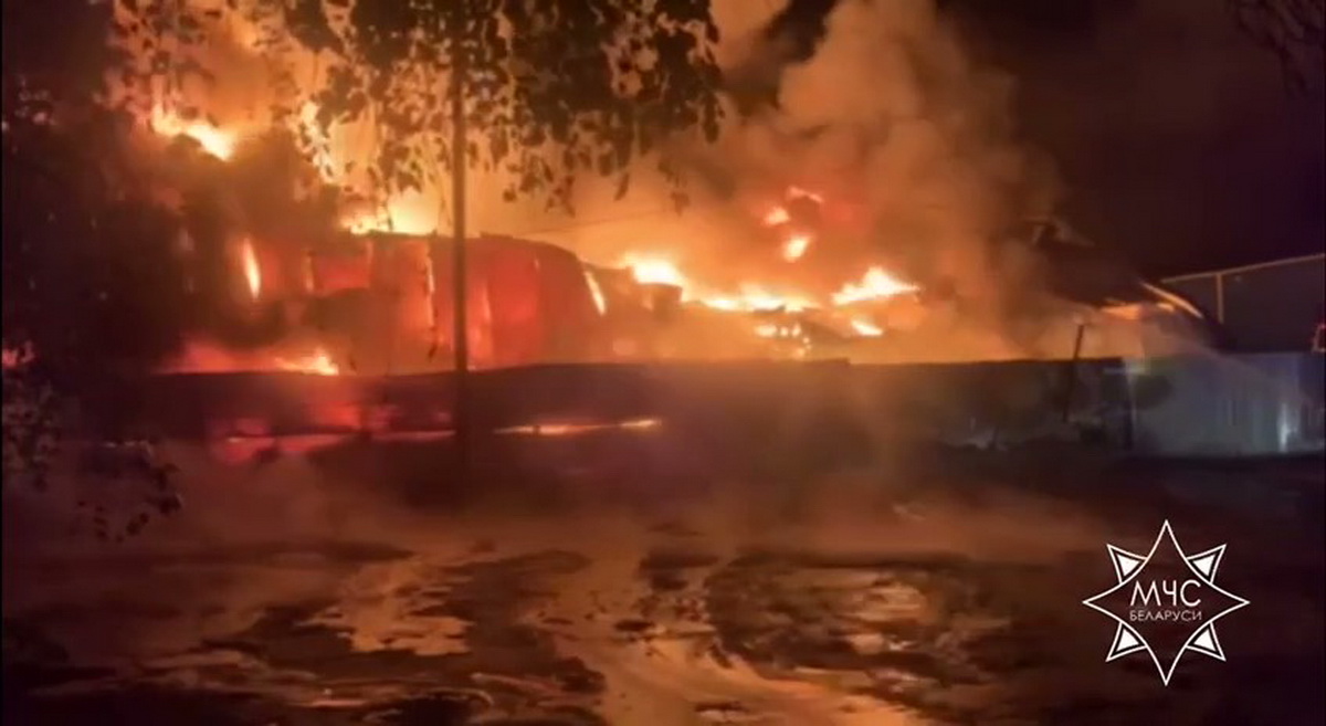Крупный пожар произошел в промзоне в Колодищах