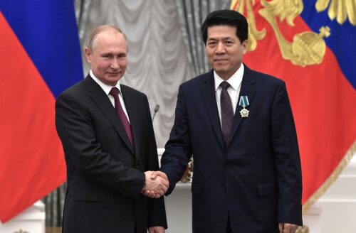 Владимир Путин награждает Ли Хуэня орденом Дружбы