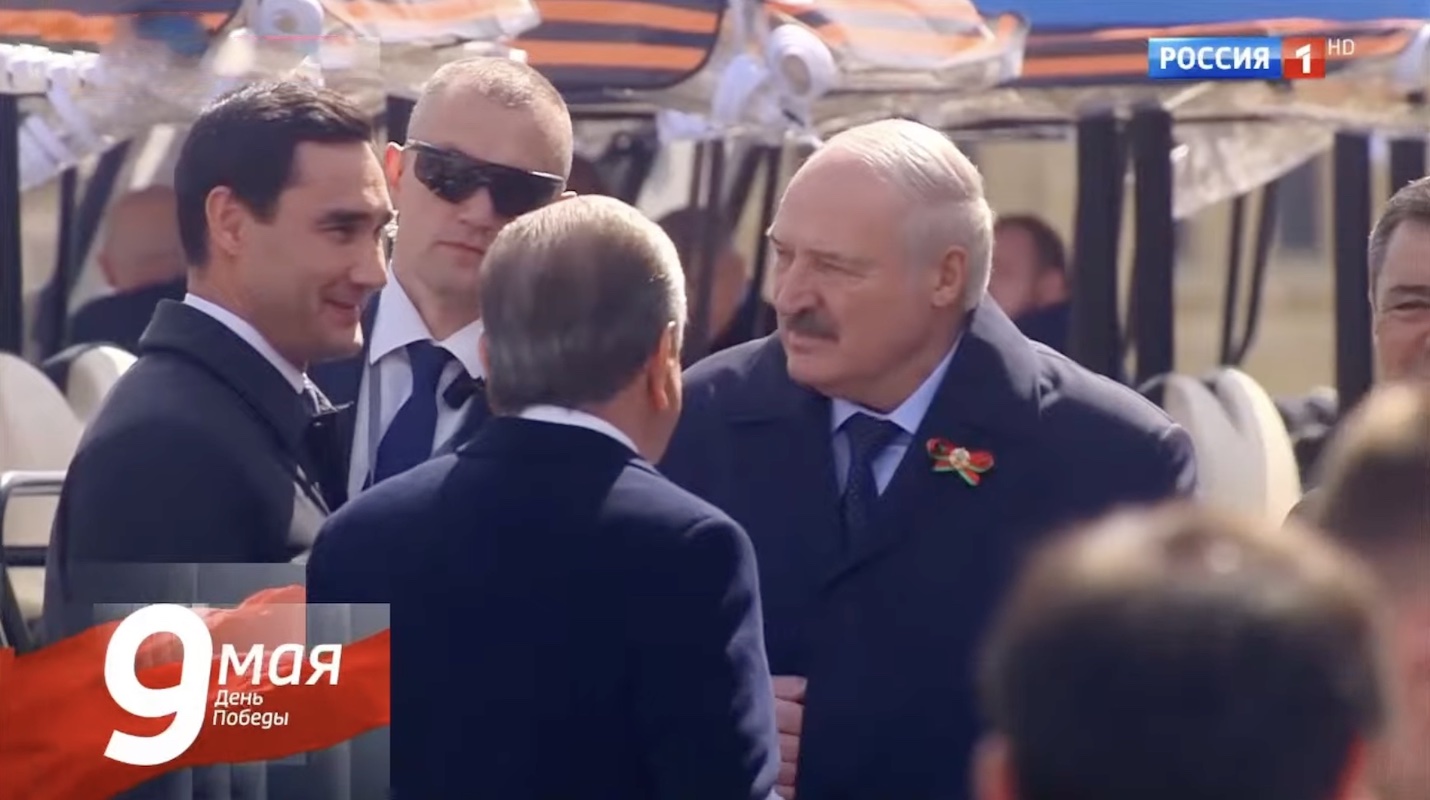 Лукашенко на парад в Москве не надел "георгиевскую ленту"
