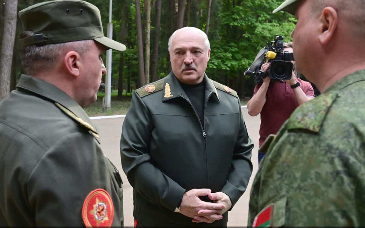 Александр Лукашенко в ходе посещения Центрального командного пункта ВВС и войск ПВО