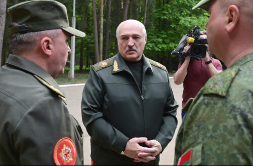 Александр Лукашенко в ходе посещения Центрального командного пункта ВВС и войск ПВО