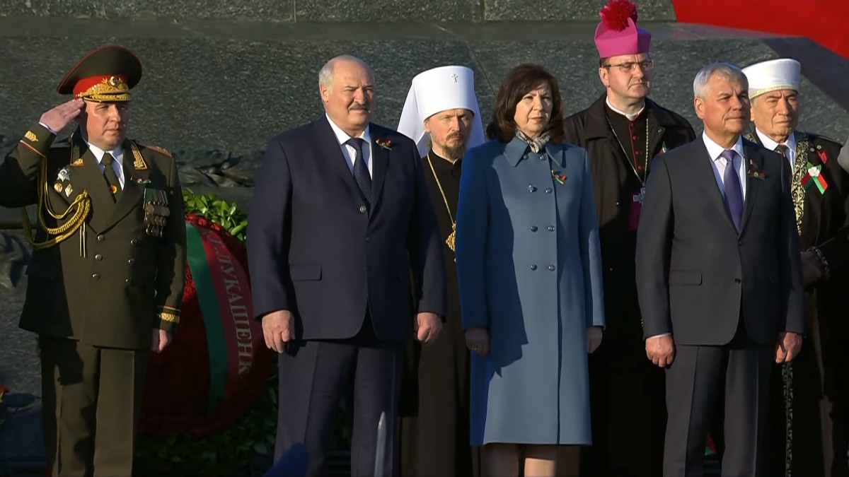 Лукашенко не произнес речь на церемонии возложения венков