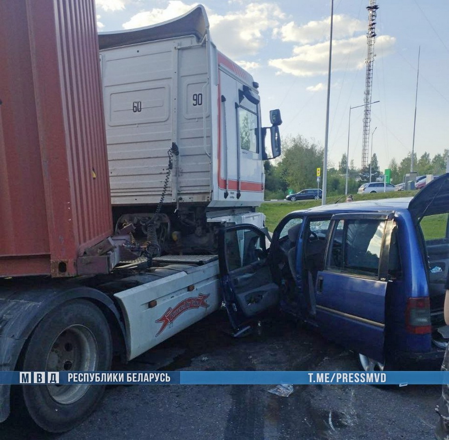 В Браславском районе минивэн столкнулся с фурой. Пострадали 6 человек
