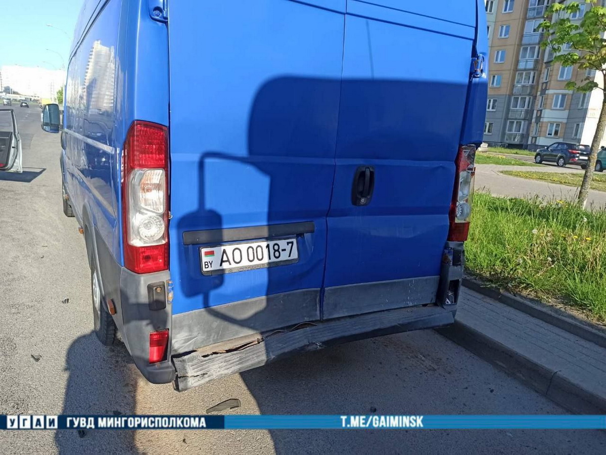 BMW влетел в припаркованный грузовик в Минске