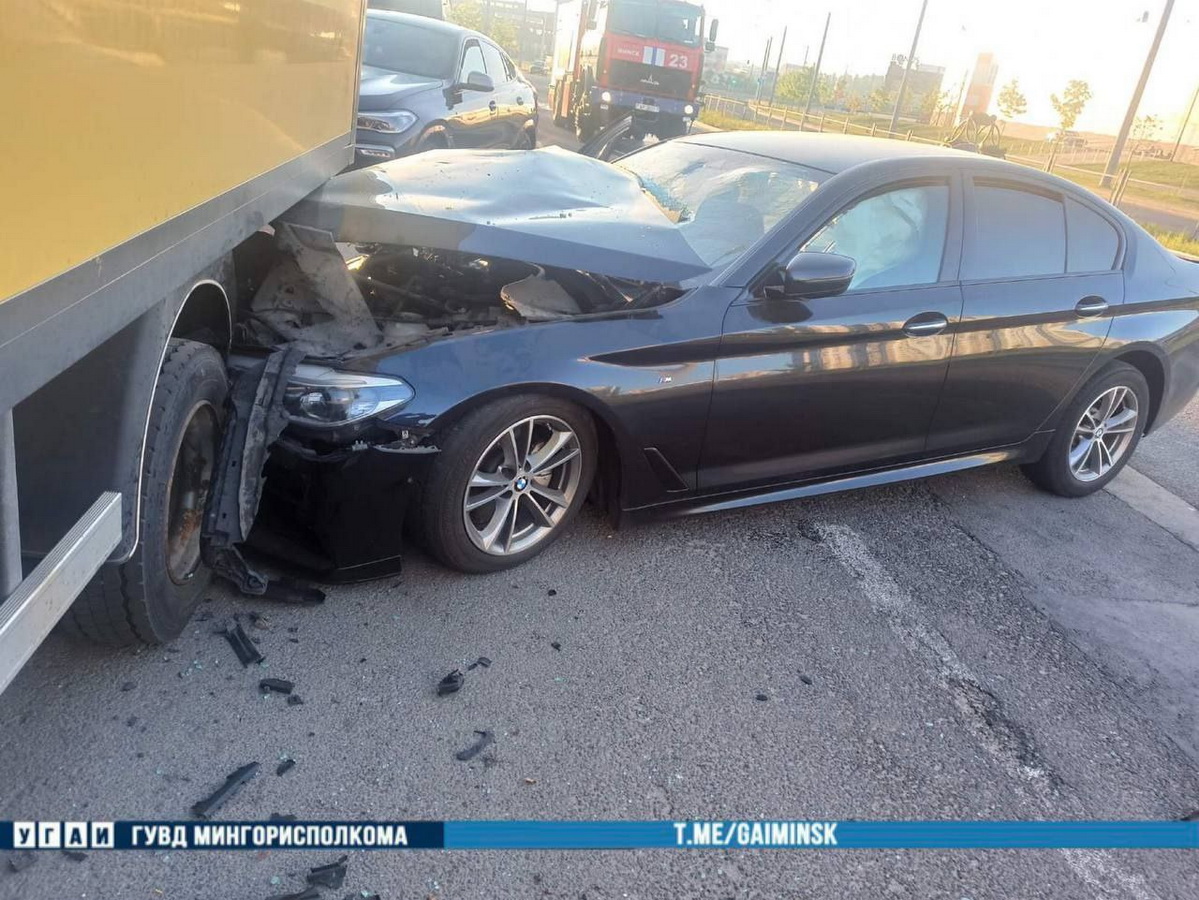 BMW влетел в припаркованный грузовик в Минске