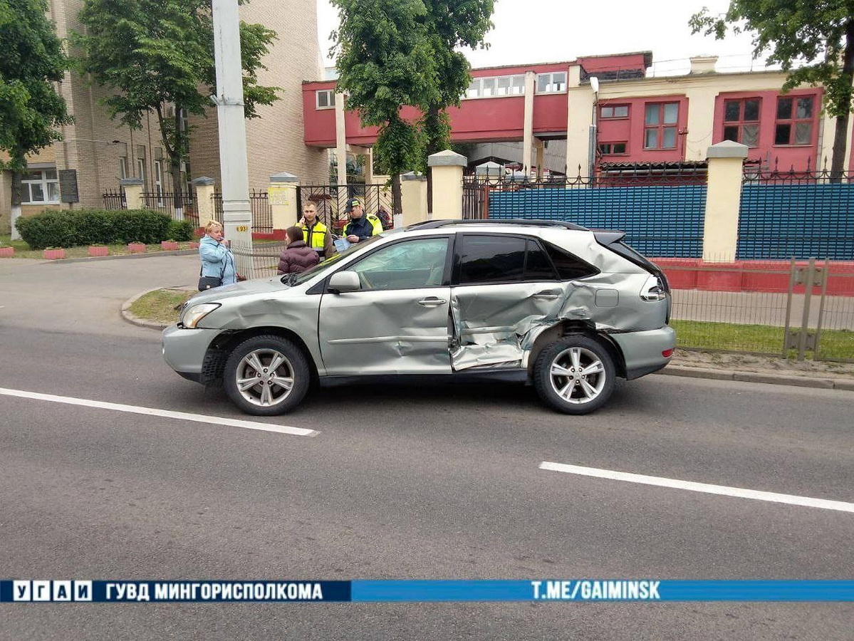 В Минске Lexus столкнулся с трамваем