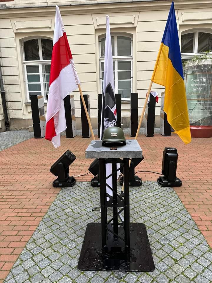 В Варшаве появился временный мемориал в честь погибших в Украине беларусов