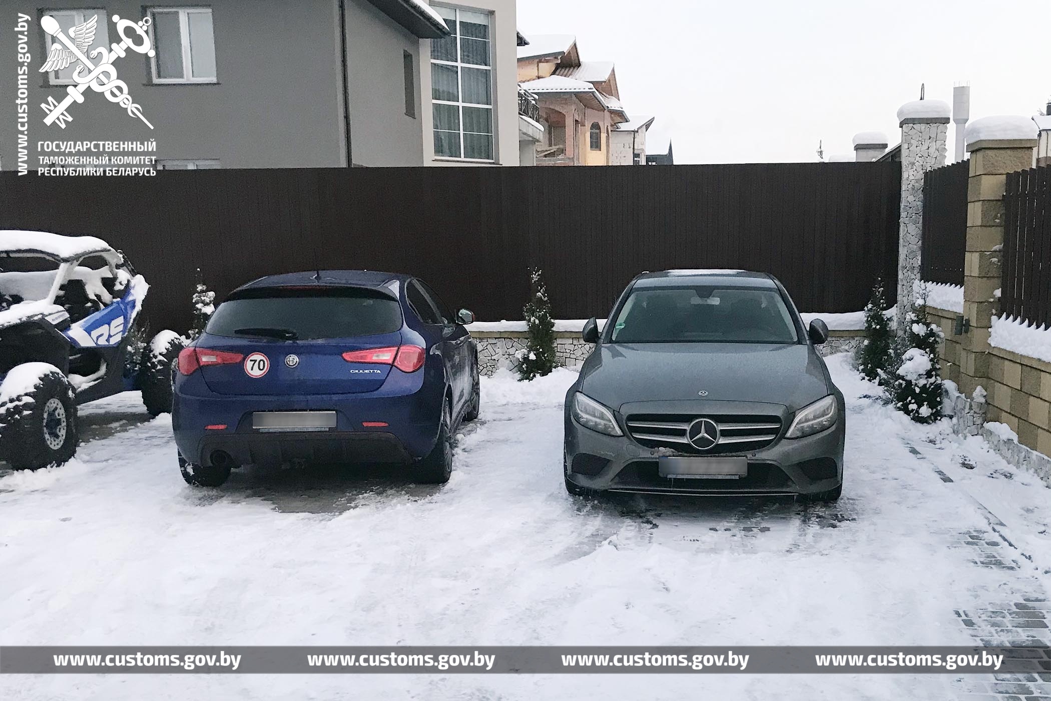 Таможенники пресекли схему перепродажи автомобилей в Россию