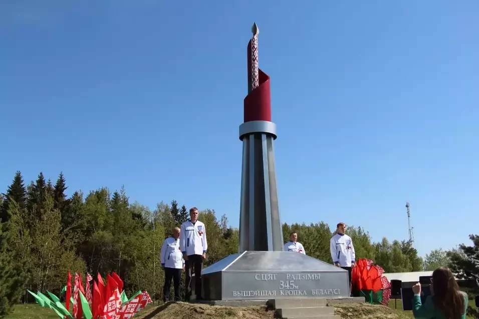 На новым знаку на гары Дзяржынскай - найвышэйшым пункце Беларусі - знайшлі дзве памылкі ў пяці словах