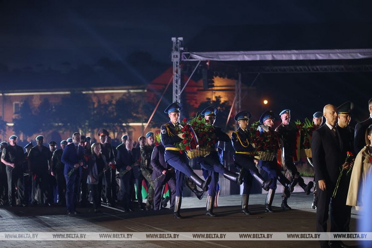 На рассвете 22 июня в Беларуси вспомнили начало ВОВ. Митинг-реквием прошел в Брестской крепости