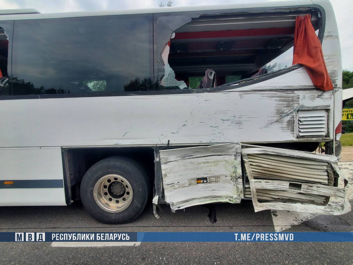 Два автобуса столкнулись в Пинском районе. 5-летняя девочка в больнице