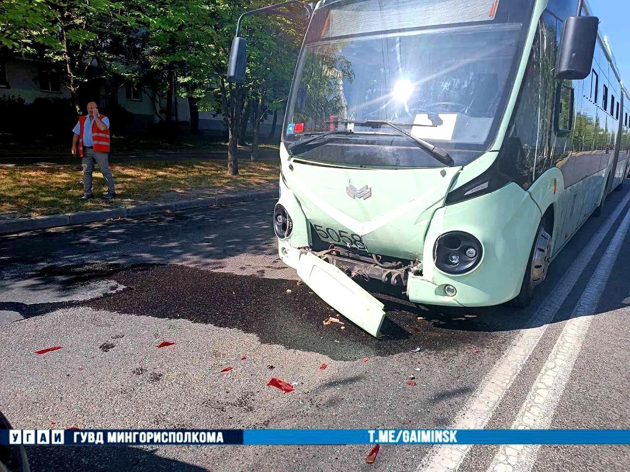Водитель троллейбуса устроил ДТП в Минске. Нескольких пассажиров отвезли в больницу