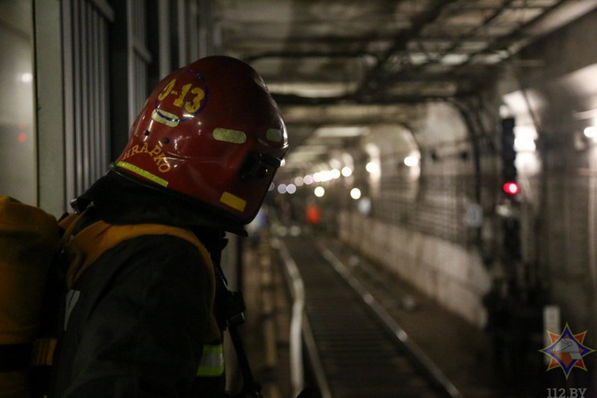 МЧС показало ночные учения на станции метро «Петровщина»