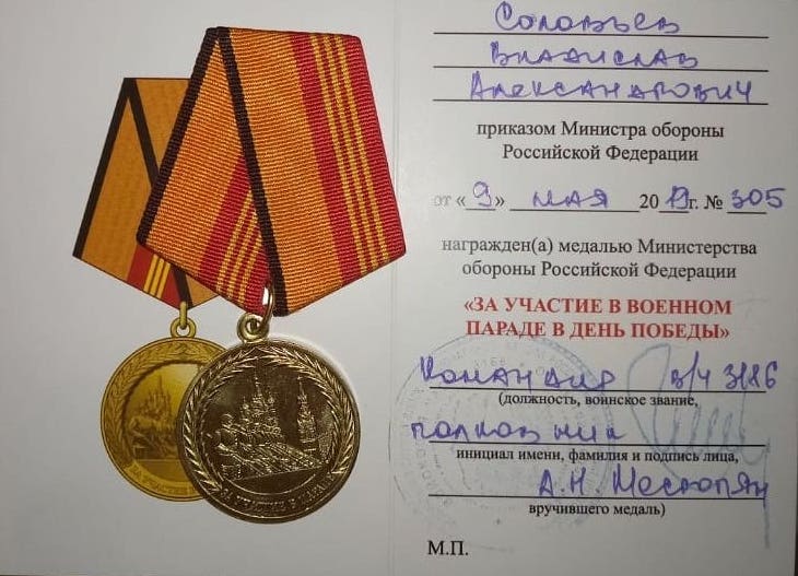 «Беларус» из репортажа Азаренка, воюющий за Россию, оказался уроженцем Сургута