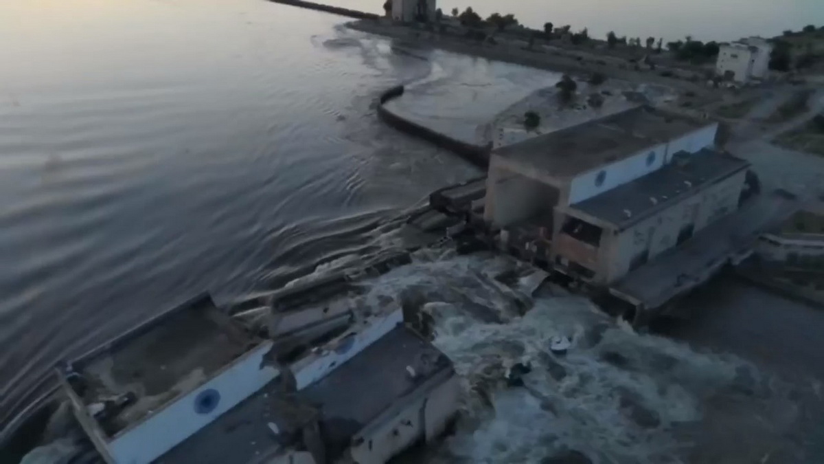 Разрушена плотина Каховской ГЭС. В Херсонской области объявлена эвакуация