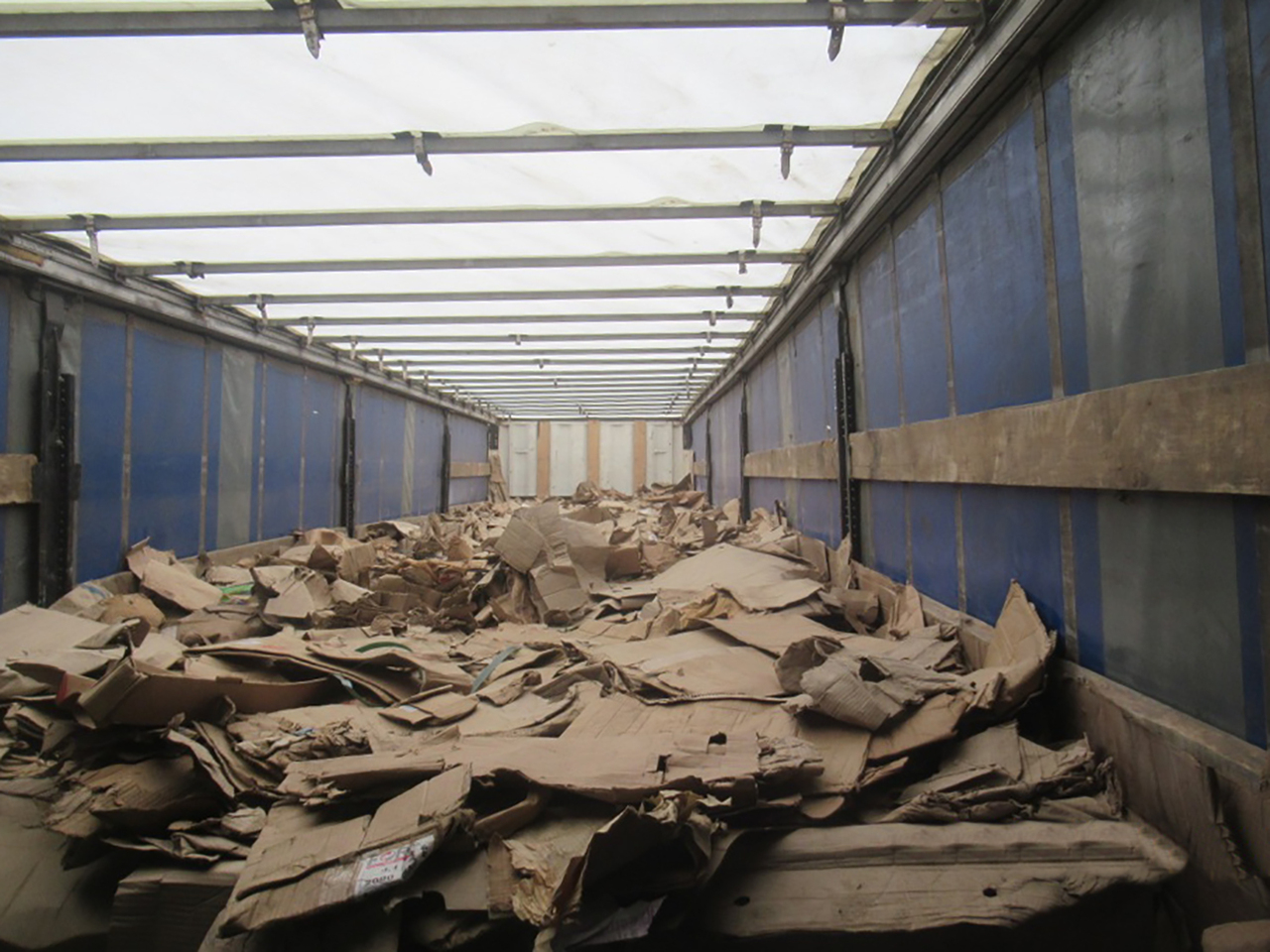 Более 44 тонн груш везли из Беларуси в Россию под видом стройматериалов и макулатуры