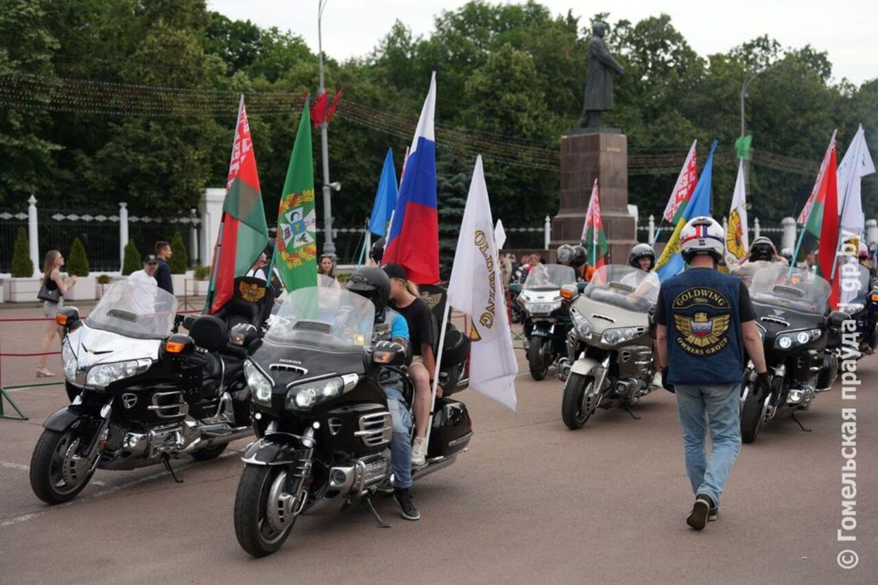 В Гомеле проходит праздник «Славянское единство» под российскими флагами