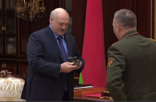 Министр обороны Виктор Хренин вручает Александру Лукашенко макет атомной бомбы