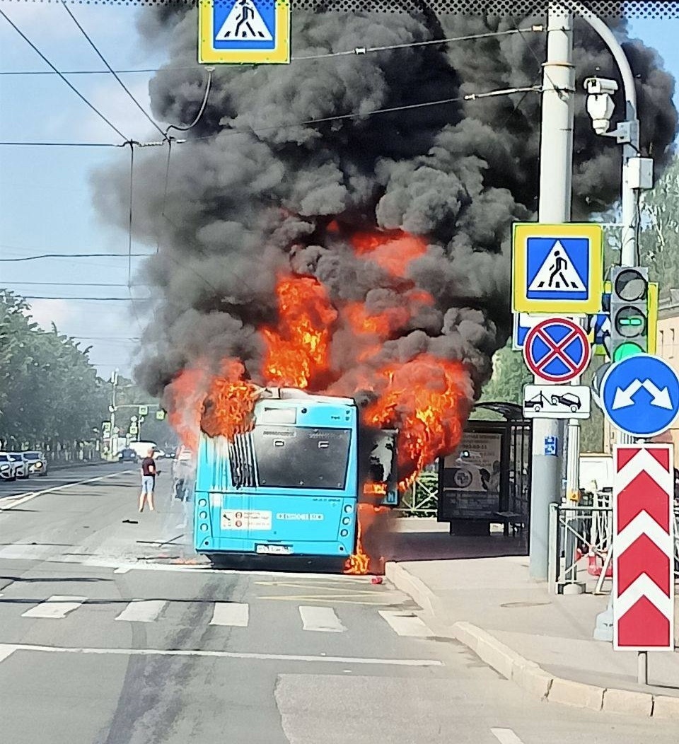 Очередной лазурный МАЗ сгорел в Санкт-Петербурге
