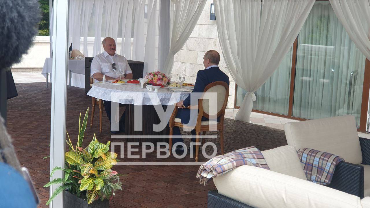 Лукашенко и Путин встретились в Сочи на террасе под навесом